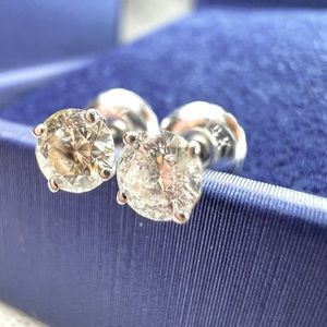 14k white Gold Diamond stud earrings